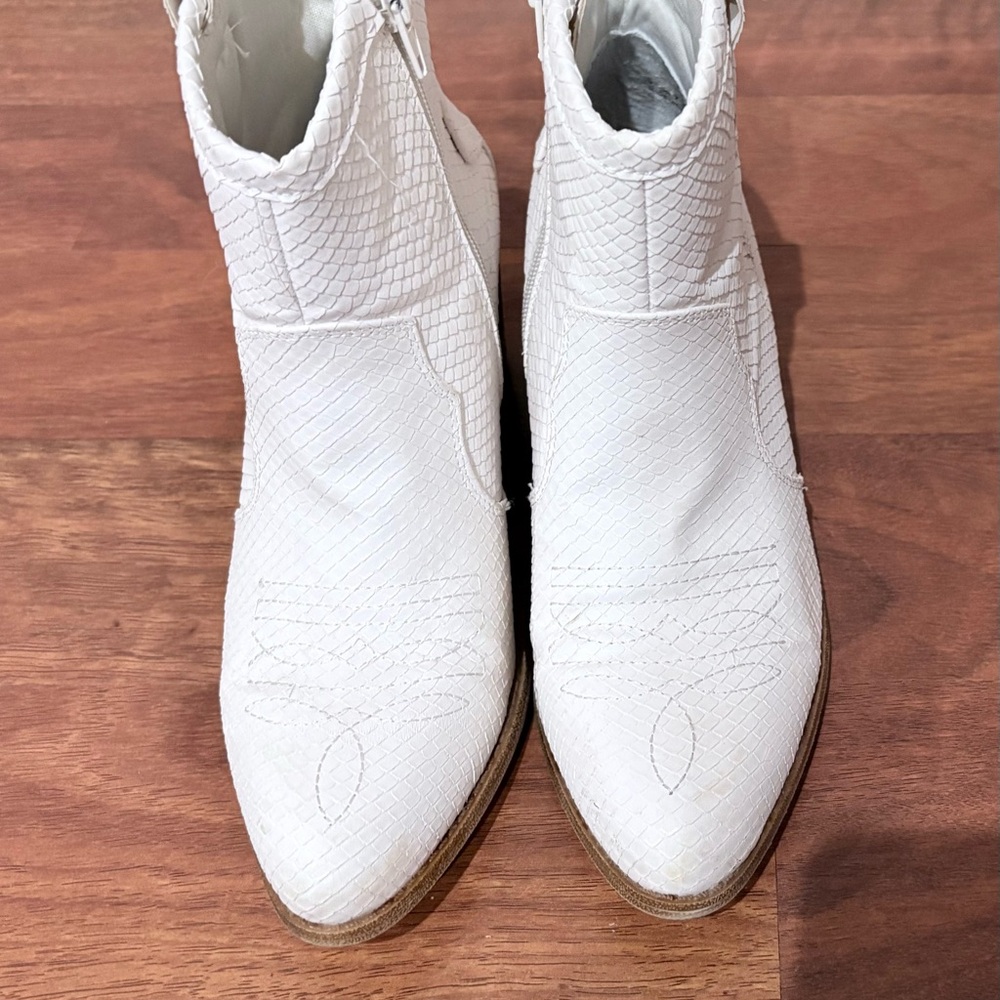 Dirty Laundry White Unite Western Snake Ankle Booties – Size 7.5